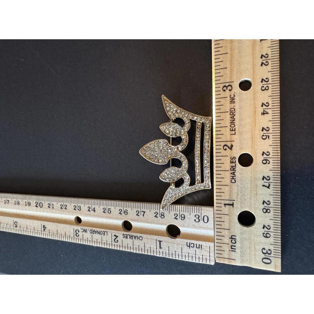 Elegant Crown Brooch with Sparkling Rhinestones - Picture 2 of 3